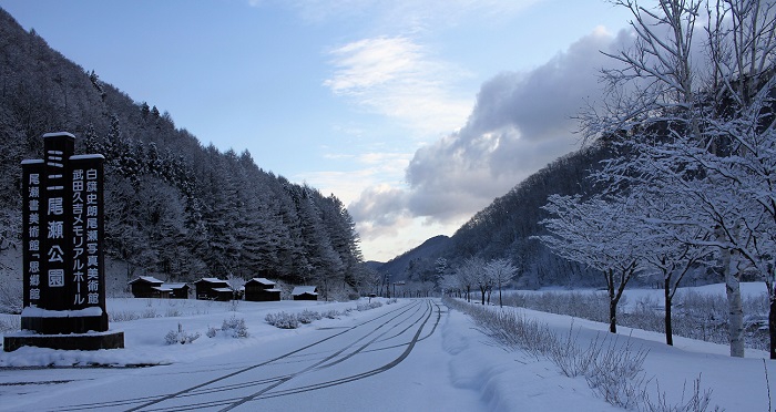 山あいの最奥の深山檜枝岐村らしい、そして険しい山々と谷間の自然の光景ですがミニ尾瀬公園付近はウォーキングコースとしても人気です（２０２０年３月１６日）。