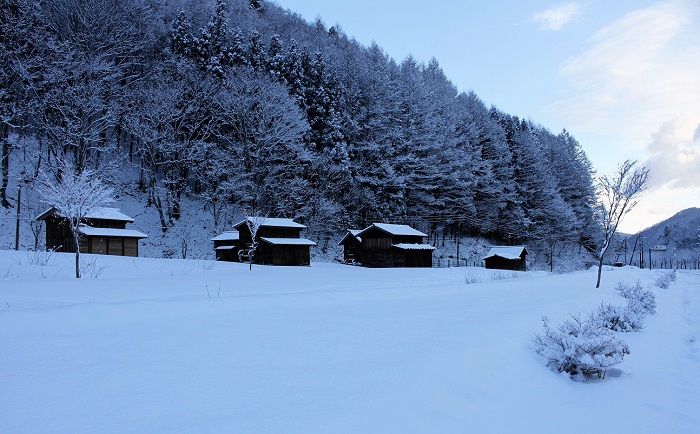 桧枝岐村で建築保存されている古民家群と霧氷の山々の光景が神秘的な輝きを魅せていた朝でした(２０２０年３月１６日）。