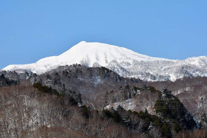 自分自身の人生や家族、そして多くの友人や御客様との数々の思い出を育んできた尾瀬国立公園そして桧枝岐村の名峰・燧ケ岳（標高２３５６ｍ）の残雪の光景です（２０２０年４月１４日）。