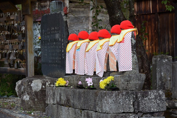 ５月１２日朝の六地蔵の姿です。六地蔵と桜の光景は、桧枝岐村の春の風景の一つです(２０２０年５月１２日）。