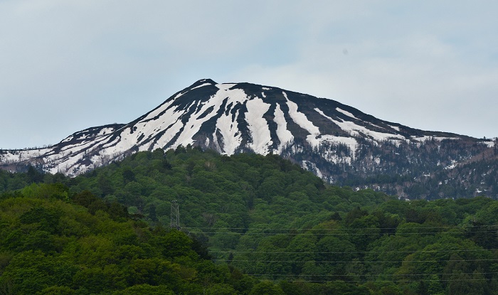 朝の燧ケ岳（標高２３５６ｍ）の残雪と新緑の光景です(２０２０年５月２７日）。