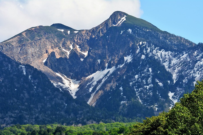 東北以北の最高峰・燧ケ岳（標高２３５６ｍ）がかつて噴火した火山らしい雰囲気満点の渋沢中部から最上部の熊沢田代の南方向上部から柴安嵓を結ぶ稜線の光景です（２０２０年５月２９日）。