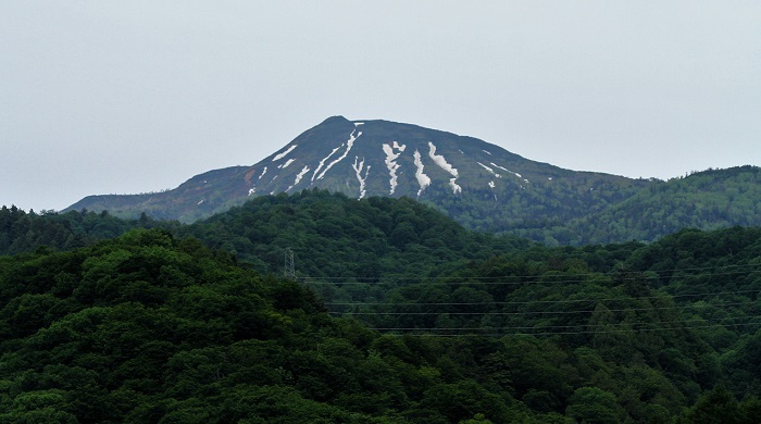 燧ケ岳の残雪もまだ残り、鍛冶ばさみの形もまだ残るこの頃の燧ケ岳でした（２０２０年６月１８日・午前５時３０分）。