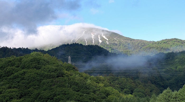 この日の朝の燧ケ岳(標高２３５６ｍ）は青空の下に薄い霧がかかり、見ごたえがあり、登山の雰囲気満点でした（２０２０年６月２４日午前６時５０分）。