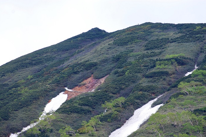 熊沢田代湿原から約５０分ほど登った地点にあるガレ場を横切れば、爼嵓山頂までもう少しです（２０２０年６月２４日）。