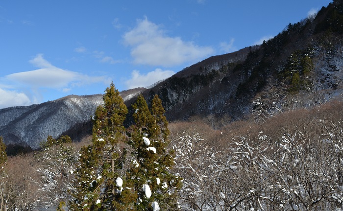 雪下ろしの休憩中に、朝日の登る東の方角の山々と青空を望んで（２０２０年１２月２２日）。