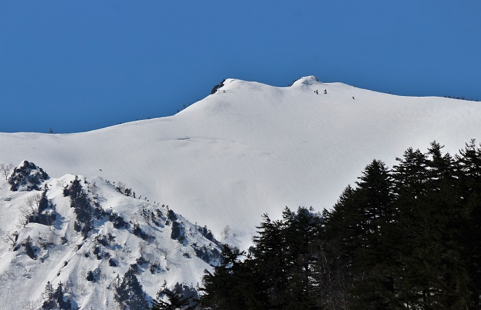 光り輝く残雪の姿を魅せる、南会津町の名峰・三岩岳の残雪の雄姿です（国道沿いより望む・２０２１年３月２４日）。