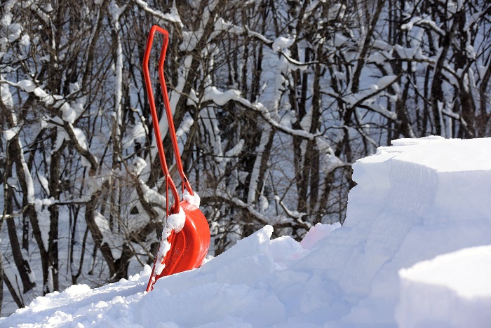 １２月２２日にして多くの雪を下した、今年の冬の屋根の雪下ろし作業の一コマです。多くの危険が伴う雪下ろし作業の中で、この赤いスノーダンプは私の雪下ろし作業の神の道具です（２０２０年１２月２２日）。