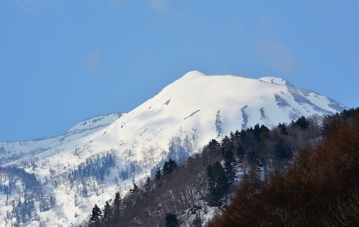 ミニ尾瀬公園より光り輝く残雪の光景を魅せる、東北以北の最高峰・燧ケ岳（標高２３５６ｍ）を望んで（２０２１年４月９日）。