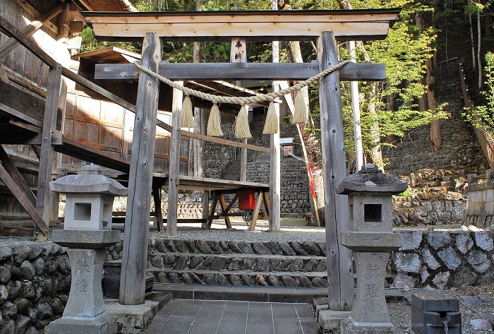 春の祭礼の日の朝、鳥居前にて。疫病退散と世界と日本の平和を願って（２０２１年５月１２日）。