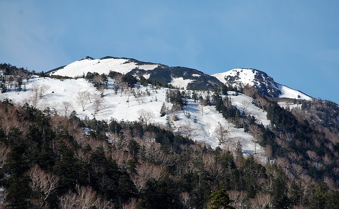 ５月１２日の春の祭礼の日の早朝、尾瀬御池登山口より燧ケ岳を望んで（２０２１年５月１２日）。