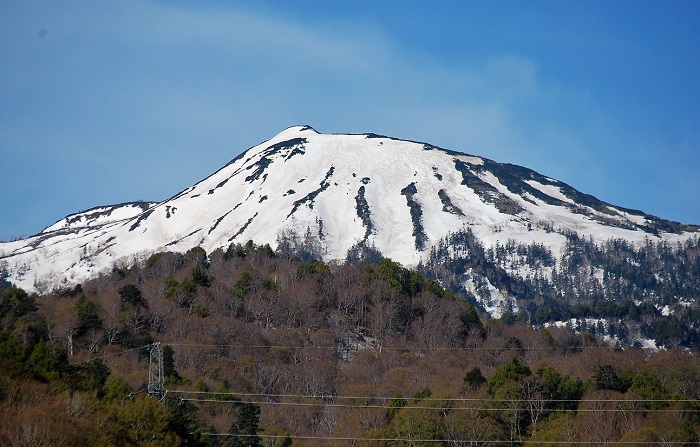 ５月１２日の春の祭礼の日の早朝、神の山でもある燧ケ岳（標高２３５６ｍ）を望んで（２０２１年５月１２日）。