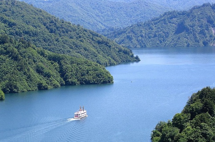 大自然の中を航行する遊覧船ファンタジア号と、奥只見湖の雄大な大自然の姿を望んで（２００７年６月２３日）。