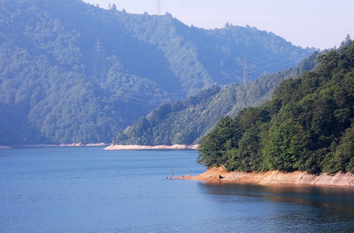 切り立った山々と美しい奥只見湖の光景を望んで（２０１８年７月１９日）。