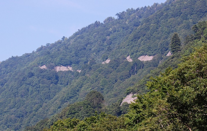険しい山々の中腹を貫く国道３５２号線。まさに、秘境奥只見を象徴する光景です（２０１８年７月１９日）。