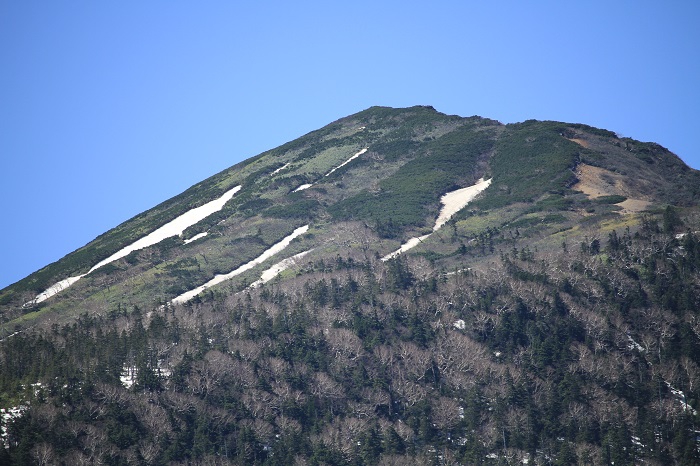 山肌の谷筋に残雪が残る６月初旬の燧ケ岳（標高２３５６ｍ）・爼倉の様子です（２０２１年６月１日）。