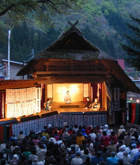 画像は２００８年５月１２日の春の祭礼時の歌舞伎の画像ですが、来年の春の祭礼時には、檜枝岐歌舞伎がいつも通りに上演されることを切に願います（２００８年５月１２日）。