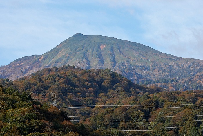 鮮やかな紅葉の色合いへと変わりつつある、尾瀬国立公園と燧ケ岳（標高２３５６ｍ）の様子です（２０２１年１０月８日）。