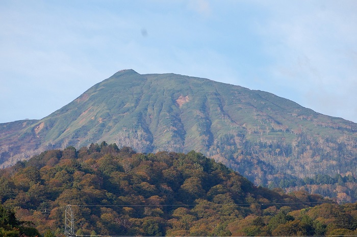 この頃、ようやく紅葉の色付きが始まってきたことが遠くからでもようやく見えてきた、燧ケ岳の麓の標高約１５００ｍあたりの山々の姿です（２０２１年１０月８日）。
