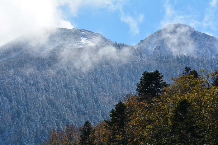 この日、寒波の影響で、雪景色の燧ケ岳が本当に美しく見られました（２０２１年１０月１８日）。