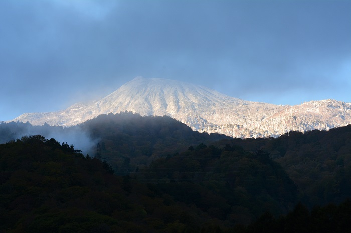 １０月２１日からの寒波による降雪のため、美しく雪化粧した燧ケ岳の朝の様子です（２０２１年１０月２２日・AM６時４４分）。