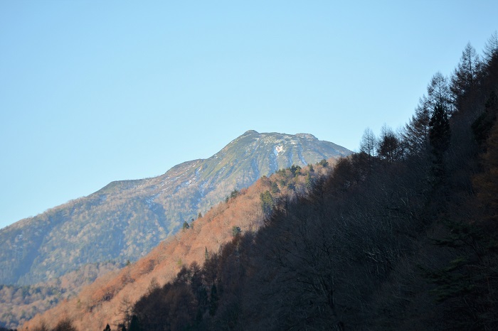 ほぼ落葉した檜枝岐村の山々の奥に、これから白銀の姿に染まる燧ケ岳を望んで（２０２１年１１月１７日・ミニ尾瀬公園にて）。