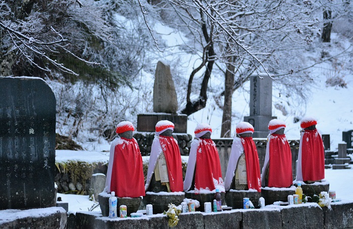 桧枝岐村の冬の厳しさを物語る、初冬の雪景色に染まる六地蔵の光景です（２０２１年１２月８日）。