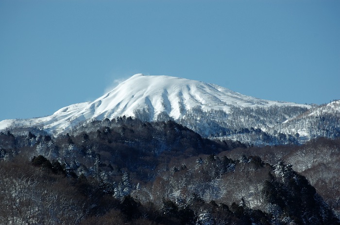 白銀に染まる厳冬の燧ケ岳(標高２３５６ｍ）を望んで（２０２２年１月２日）。