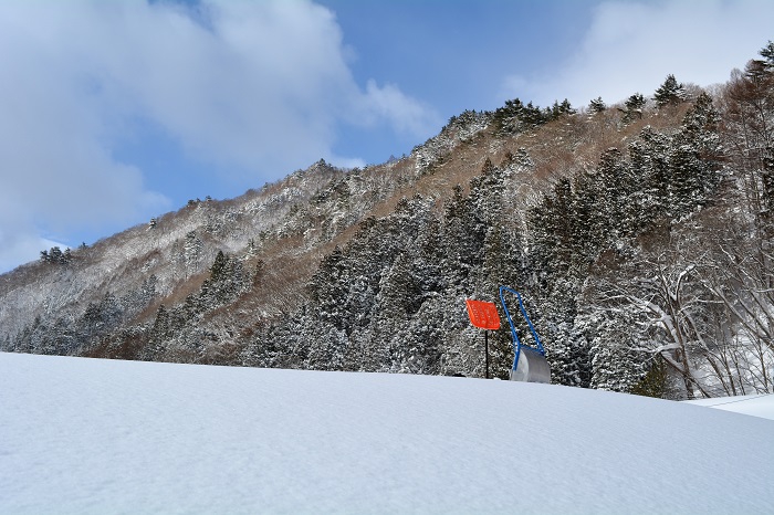 この日の朝、山々の雪景色は厳しい風雪の後の美しい雪景色が綺麗で、厳寒の檜枝岐村らしい冬の雪景色でした（２０２２年１月１９日）。