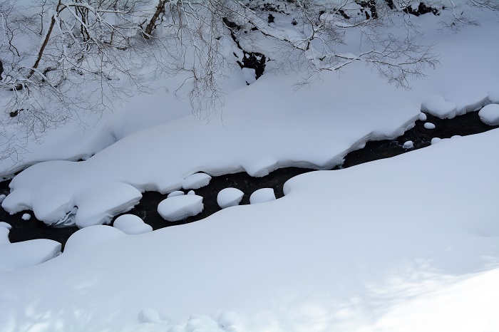 尾瀬野の屋根の上から見た檜枝岐川渓谷の冬の景観です（２０２２年１月１９日）。