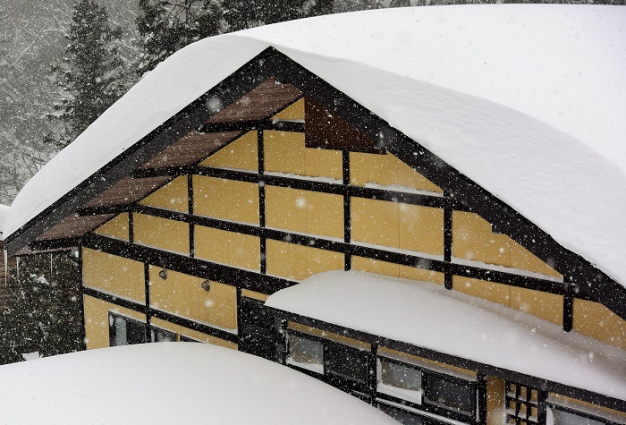 お正月明けの、この頃でも積雪はどんどん増えていった今年の一月。降った雪がほとんど消えずに積雪量が増えてゆく日々の除雪作業は、過酷で、本当に厳しいものです（２０２２年１月５日）。