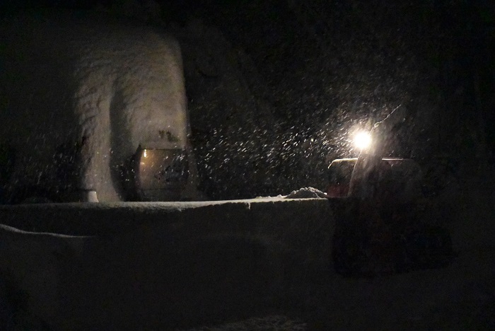 大雪の日の朝には、どんなに猛吹雪の日でも、いつも夜明け前の真っ暗な中での除雪作業が続きます。この日あたりから積雪量がどんどん増えてゆきました。スキー場にとっては恵みの雪だったと思います（２０２１年１２月２７日ＡＭ５時５８分）。