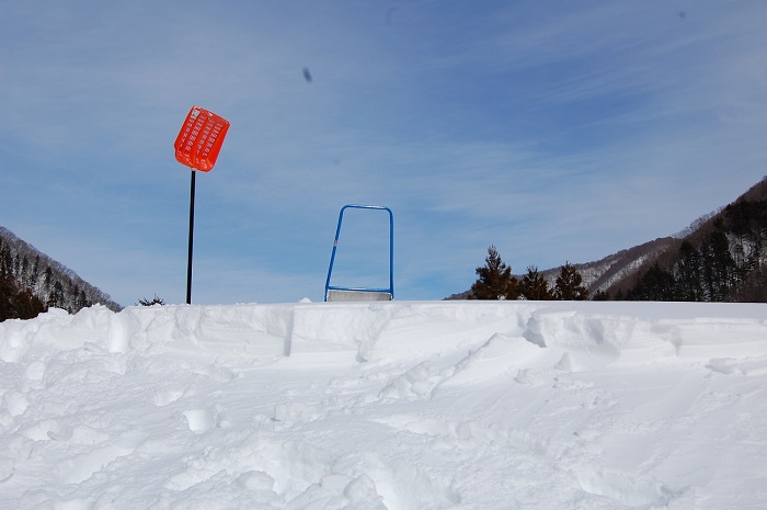 前日の2月２４日に続きこの２月２５日も本屋(尾瀬野）の屋根に登っておりました。屋根の形状によってさまざまではありますが、屋根からの雪降ろし作業には必ずそのあとの降ろした雪の過酷な除雪作業が必要となります。その降ろした雪の雪質が時間とともに変化してゆくことが除雪作業のキーワードとなります。（２０２２年２月２５日）。

