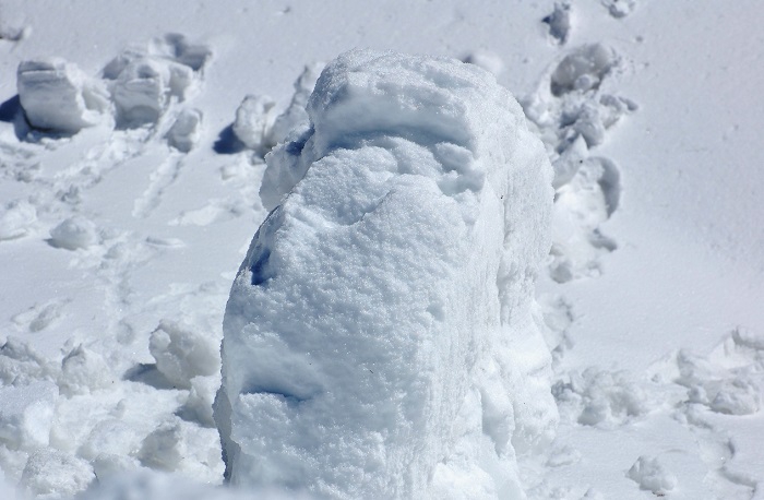 
男性浴室前の除雪作業にて、川に落とした重めの大きな湿った雪が、渓谷を転びながら落ちてゆく間にこんな姿になりました。奇跡的でしたが、冬の檜枝岐川渓谷の「純白のモアイ像」と名づけました（２０２２年３月４日）。


