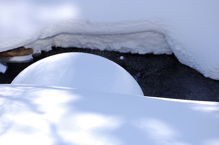 川の石も大自然のなす芸術的な自然現象の前には、ただただ心洗われるばかりです。屋根から降ろした雪の除雪作業の中で、冬の川の光景を見つめて（２０２２年２月２６日）。