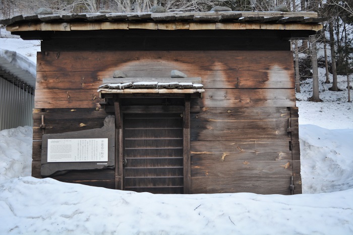 豪雪の冬、井籠造り板倉も多くの雪に埋もれましたが、４月に入ったとはいえ、まだまだ多くの雪におおわれておりました（２０２２年４月２日）。