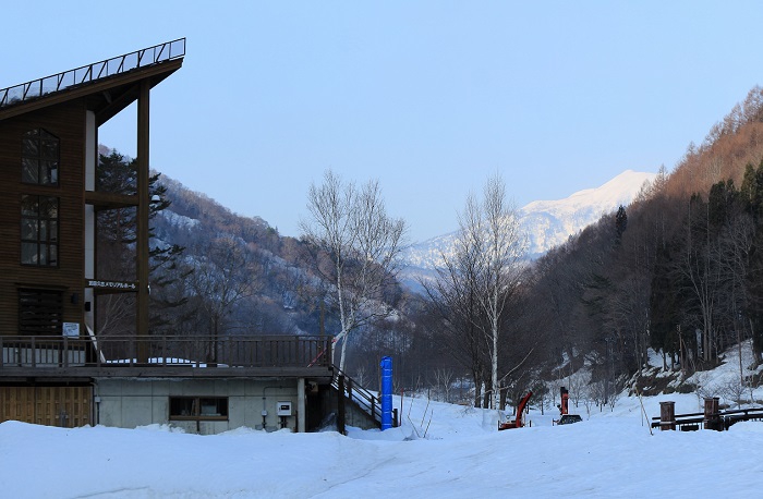 近年にない大雪の冬でした（２０２２年４月１０日・ミニ尾瀬公園より燧ケ岳を望んで）。