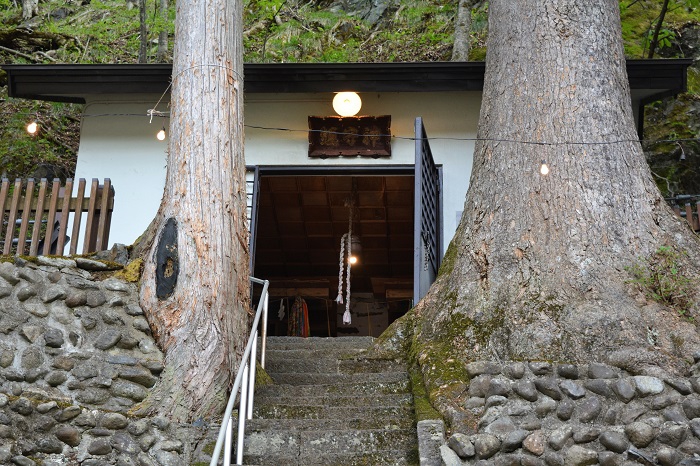 祭礼の日の参拝は、いつも身が引き締まる思いです（２０２２年５月１２日・午前６時３３分）。