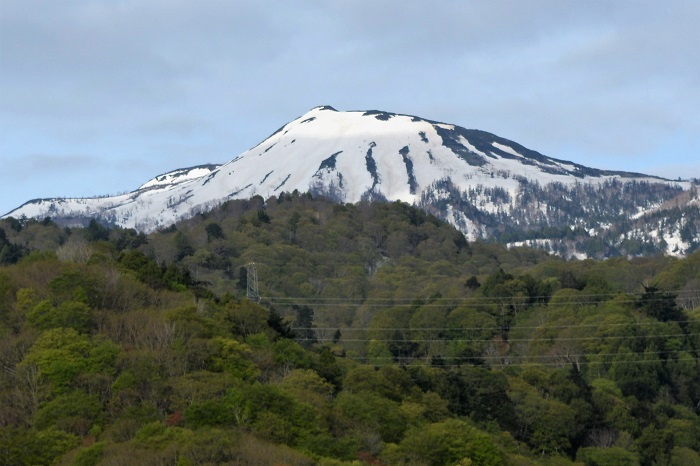 参拝の後に見る、名峰・燧ケ岳（標高２３５６ｍ）の残雪の勇姿からは、今シーズンの始まりの予感が感じられました（２０２２年５月１２日・午前６時５１分）。