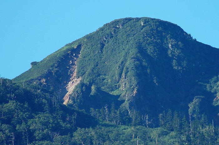 小沢平樹海ラインより望んだ燧ケ岳・柴安嵓の光景です。左側の尾根を登り、山頂を目指しますが、いつ見ても雄大な尾瀬のシンボル・燧ケ岳(標高２３５６ｍ）です（２０２２年８月２９日）。