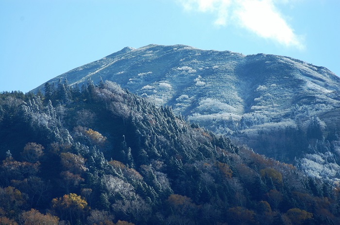 この日、燧ケ岳・御池登山口の広沢田代より上部は、光り輝くような雪景色におおわれておりました。本当に綺麗な秋の光景でした（２０２２年１０月１９日早朝）。