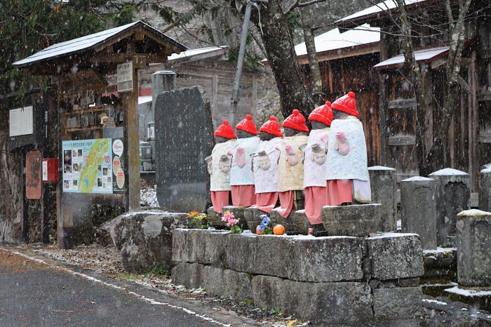 特別豪雪地帯・檜枝岐村の厳しい冬の歴史を物語る、かけがえのない六地蔵の姿を見つめて（２０２２年１２月２日）。