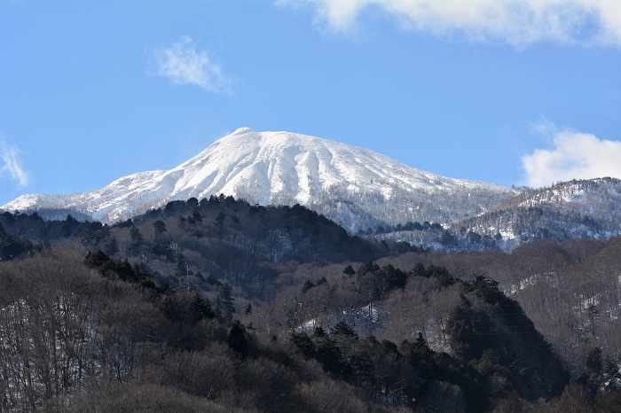 光り輝く白銀の雪景色に染まる燧ケ岳（標高２３５６ｍ）を望んで（２０２２年１２月２３日）。