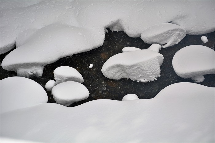 尾瀬野の屋根より降雪に染まる檜枝岐川渓谷のせせらぎを望んで（２０２３年１月６日）。