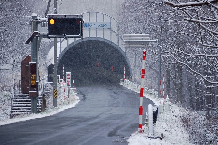 幾度もの大規模な表層雪崩を乗り越えてゆく中で、長年かけて建設されてきた会津駒ケ岳・上大戸沢(高屋敷）スノーシェッドとスノーシェルターです（２０２２年１２月２日）。