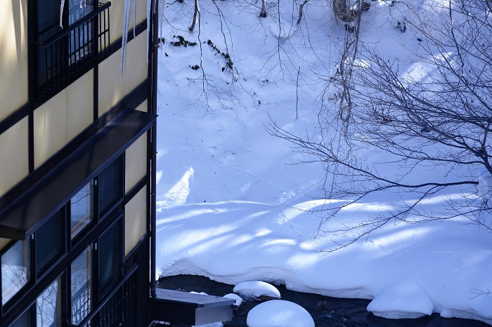 朝日を浴びる桧枝岐川渓谷の雪景色を見つめて（２０２３年１月１２日）。