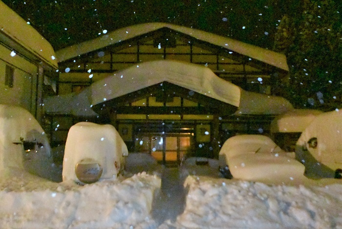 玄関の屋根に約１ｍの積雪です（２０２３年１月５日・午前５時１２分）。
