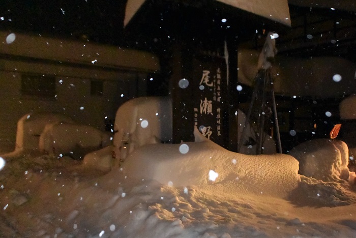 朝４時３０分に起床して、今日の除雪作業の開始です。標高２０００ｍを超える会津駒ケ岳や燧ケ岳方面から吹き付ける猛吹雪の強さは、檜枝岐村の冬の特徴です（２０２３年１月５日・午前５時１０分）。