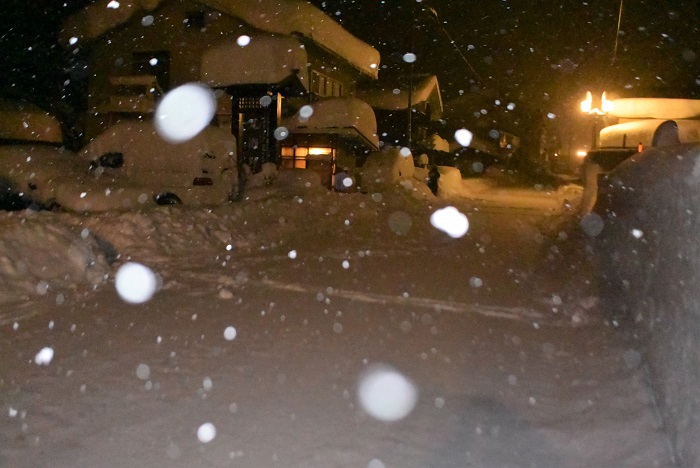 除雪作業の前に、まだまだ夜明け前の檜枝岐村村内の方角を見つめて。素晴らしい山村ですが、人口減少と、超高齢化社会への加速は、　目をみはるばかりです。先々のことを思うと、本当に心が痛みます（２０２３年１月５日・午前５時１３分）。