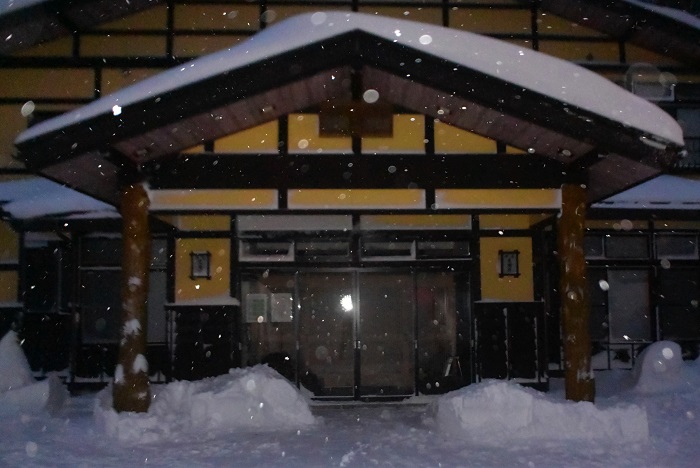 この日の朝の除雪作業をひとまず終えて。風の強い夜の吹雪の後の除雪作業でした（２０２３年１月２６日・午前６時３８分）。